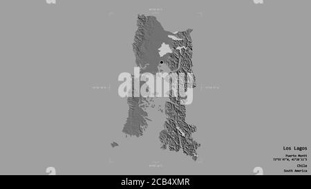 Area di Los Lagos, regione del Cile, isolata su uno sfondo solido in un rettangolo di selezione georeferenziato. Etichette. Mappa elevazione bilivello. Rendering 3D Foto Stock