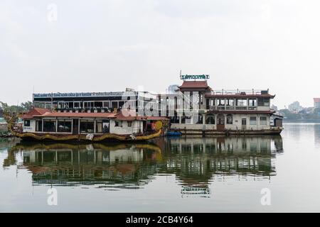 Un paio di vecchie chiatte abbandonate sul lago ovest in Hanoi Foto Stock