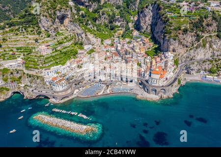 Veduta aerea di Atrani, una piccola cittadina della Costiera Amalfitana in Italia. Foto Stock