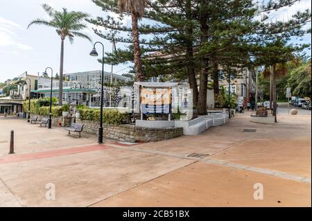 Watsons Bay Wharf Square e Beach Club Ristorante sfondo Blur in un pomeriggio di autunno nuvoloso Foto Stock