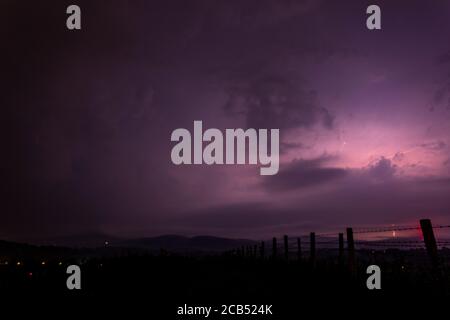 Flintshire, Galles del Nord, 10 agosto 2020. Regno Unito Meteo: Spettacolare tuono e fulmini sul Galles del Nord con inondazioni in aree per tutta la notte © DGDImages/AlamyLiveNews Foto Stock