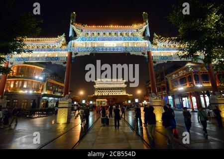 Pechino: Via Qianmen e porta Zhengyangmen. Cina Foto Stock