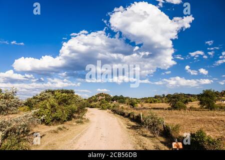 Colline di Matobo, strada di campagna presso villaggio locale e fattoria, Matobo National Park, sobborghi di Bulawayo, Matabeleland Sud, Zimbabwe, Africa Foto Stock
