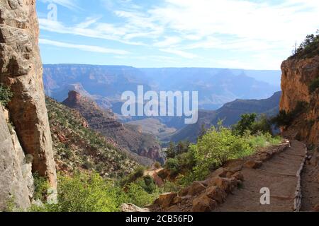 Lungo sentiero verso il bellissimo Grand Ganyon, Arizona, con viste mozzafiato lungo la strada Foto Stock