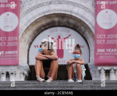 Parigi, Francia. 10 agosto 2020. Le persone che indossano maschere godono la vista di Parigi da Montmartre a Parigi, Francia, 10 agosto 2020. I casi della nuova infezione da coronavirus in Francia hanno superato 200,000 lunedì, con 4,854 nuove infezioni confermate negli ultimi tre giorni. Il totale dei casi confermati è salito a 202,775 e 332 gruppi sono ancora attivi, secondo gli ultimi dati pubblicati dal Ministero della Sanità. Credit: Gao Jing/Xinhua/Alamy Live News Foto Stock