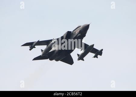 ZA614, una Panavia Tornado GR4 gestita dalla Royal Air Force (41 Squadron), all'aeroporto internazionale di Prestwick, in Ayrshire, Scozia. Foto Stock