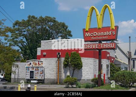 NEW YORK, NY – 10 AGOSTO: Vista del McDonald's Restaurant in Queens il 10 agosto 2020 a Queens Borough di New York City. Foto Stock