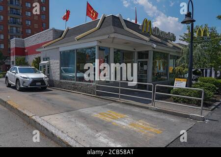 NEW YORK, NY – 10 AGOSTO: I clienti utilizzano la finestra drive through presso un McDonald's Restaurant a Queens il 10 agosto 2020 a Queens Borough di New York. Foto Stock