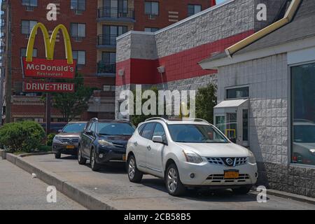 NEW YORK, NY – 10 AGOSTO: I clienti utilizzano la finestra drive through presso un McDonald's Restaurant a Queens il 10 agosto 2020 a Queens Borough di New York. Foto Stock