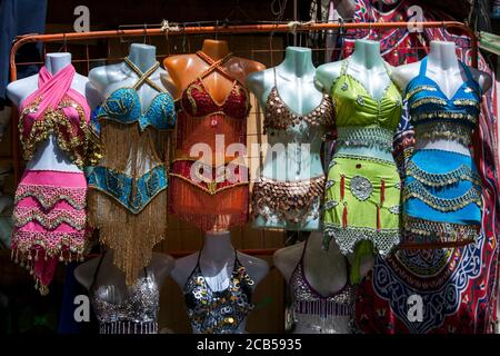 Costumi colorati per Signore vestiti su manichini per la vendita al bazar Khan el Khall'ili al Cairo in Egitto. Foto Stock