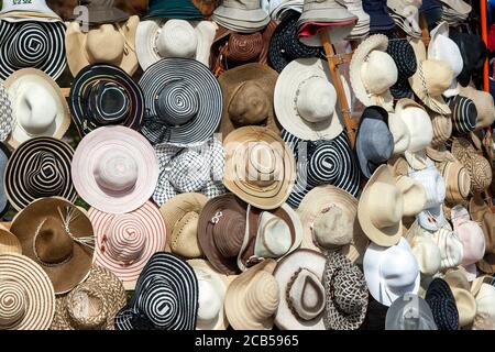 Una collezione di cappelli rotondi per la vendita in un mercato turistico a Luxor in Egitto. Foto Stock