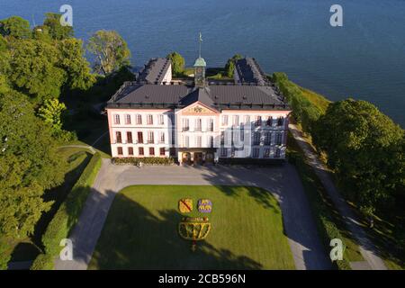 Tullgarn, Svezia - 10 agosto 2020: Veduta aerea del castello reale di Tullgarn del 1800 situato nella provincia svedese di Sodermanland con una poa Foto Stock