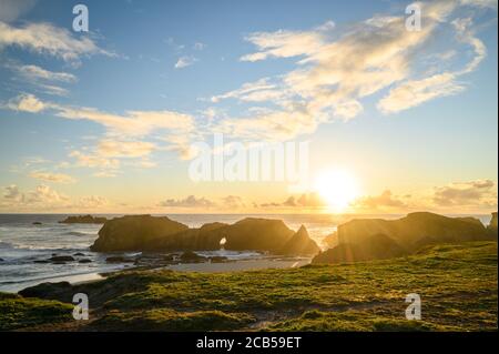 Splendido tramonto sulla formazione rocciosa di Elephant Head a Bandon, Oregon. Foto Stock