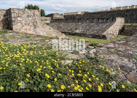 Il campo da palla alle rovine Zapotec di Yagul è il più grande campo da palla nella valle di Oaxaca in Messico. Foto Stock