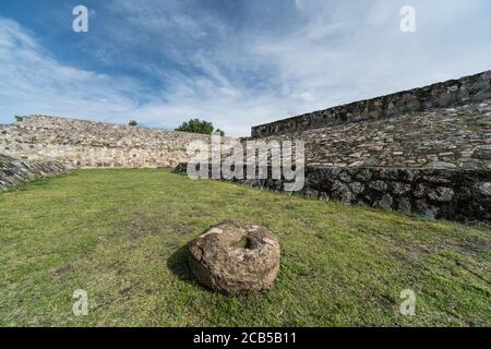 Il campo da palla alle rovine Zapotec di Yagul è il più grande campo da palla nella valle di Oaxaca in Messico. Foto Stock