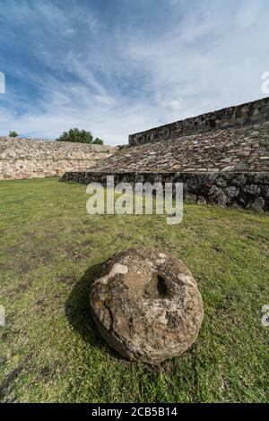 Il campo da palla alle rovine Zapotec di Yagul è il più grande campo da palla nella valle di Oaxaca in Messico. Foto Stock