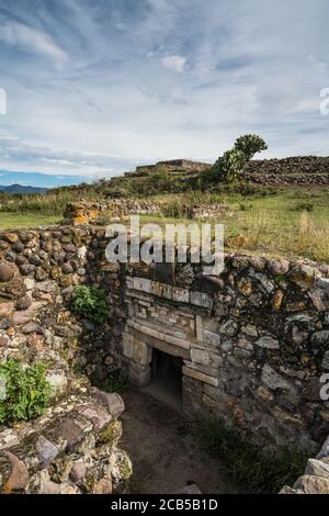 Una delle due tombe situate a sud del patio 1 nelle rovine della città di Zapotec di Yagul. Notare la lavorazione a grintolo di pietra sopra l'ingresso del Foto Stock