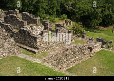L'Acropoli di Tonina è costruita su sette terrazze sopra la piazza principale, che si eleva ad un'altezza di 243 piedi, o 74 metri. Le rovine della città Maya di Foto Stock