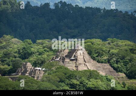 La piramide a gradini di Tonina sorge dalla foresta pluviale circostante vicino a Ocosingo, Chiapas, Messico. A 74 metri, o 243 piedi in altezza, è uno di Foto Stock