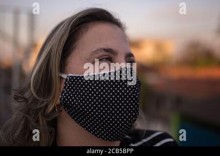 San Paolo, Brasile. 10 agosto 2020. L'infermiera Sarah Aldana Rangon, che è un volontario nello studio di un possibile vaccino corona da parte della società farmaceutica cinese Sinovac, sorride a casa dietro la sua guardia della bocca. "Partecipo perché voglio aiutare", afferma l'età di 42 anni. Credit: Andre Lucas/dpa/Alamy Live News Foto Stock