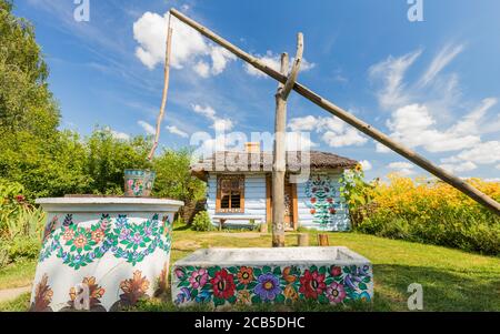 Case dipinte in modo tradizionale. Motivi floreali. Il villaggio di Zalipie, Voivodato della Polonia minore. Polonia. 9.Agosto 2020 Foto Stock