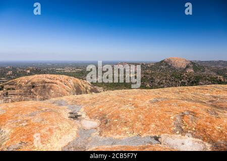 Colline di Matobo, spettacolari formazioni rocciose naturali, dalla cima di una collina della grotta di Silozwane, il parco nazionale di Matobo, Bulawayo, Matabeleland Sud, Zimbabwe, Africa Foto Stock