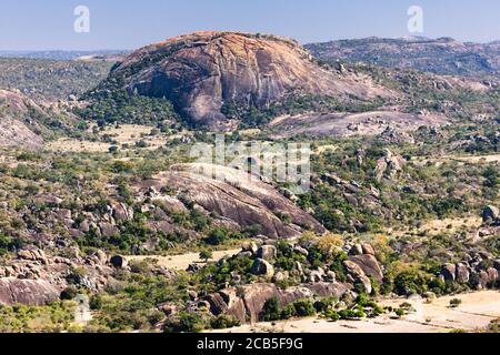 Colline di Matobo, spettacolari formazioni rocciose naturali, dalla cima di una collina della grotta di Silozwane, il parco nazionale di Matobo, Bulawayo, Matabeleland Sud, Zimbabwe, Africa Foto Stock