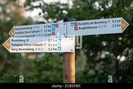 Borgholzhausen, Germania. 10 agosto 2020. I segni dei sentieri puntano ad un bivio, tra l'altro, in direzione del Castello di Ravensberg. Credit: Friso Gentsch/dpa/Alamy Live News Foto Stock