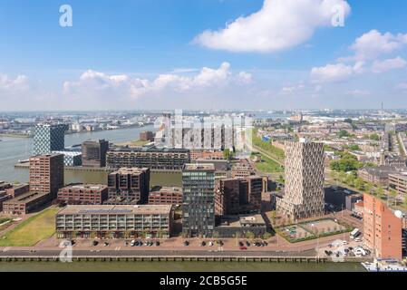 Rotterdam, Paesi Bassi - 29 Aprile 2019 : edifici moderni nel quartiere di Delfshaven e vista aerea dello skyline del fiume mosa Foto Stock