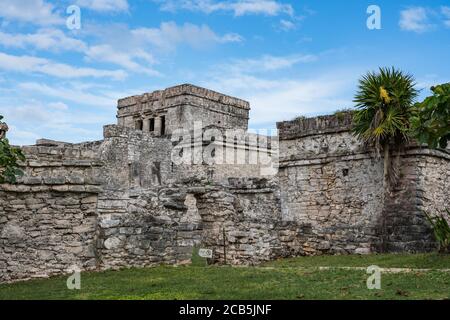 El Castillo o il Castello è il più grande tempio nelle rovine della città maya di Tulum, sulla costa del Mar dei Caraibi. Tulum National Park, qui Foto Stock