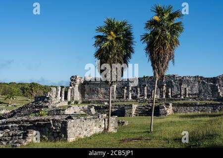 La Casa delle colonne nelle rovine della città maya di Tulum sulla costa del Mar dei Caraibi. Tulum National Park, Quintana Roo, Messico. Foto Stock