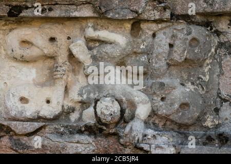 Statue di stucco scolpite nel Tempio degli affreschi nelle rovine della città maya di Tulum sulla costa del Mar dei Caraibi. Parco Nazionale di Tulum Foto Stock