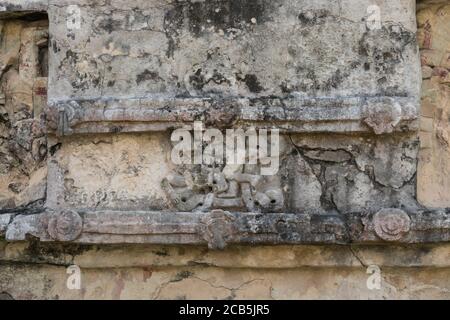 Statue di stucco scolpite nel Tempio degli affreschi nelle rovine della città maya di Tulum sulla costa del Mar dei Caraibi. Parco Nazionale di Tulum Foto Stock