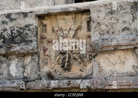 Statue di stucco scolpite nel Tempio degli affreschi nelle rovine della città maya di Tulum sulla costa del Mar dei Caraibi. Parco Nazionale di Tulum Foto Stock