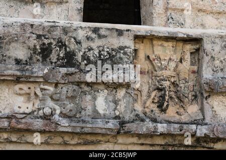 Statue di stucco scolpite nel Tempio degli affreschi nelle rovine della città maya di Tulum sulla costa del Mar dei Caraibi. Parco Nazionale di Tulum Foto Stock