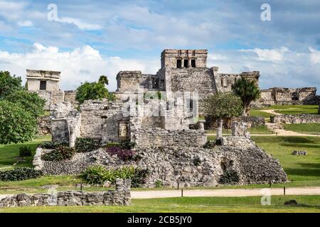 El Castillo o il Castello è il più grande tempio nelle rovine della città maya di Tulum, sulla costa del Mar dei Caraibi. Tulum National Park, qui Foto Stock