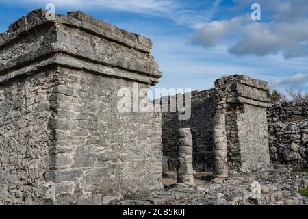 La Casa del Cenote nelle rovine della città maya di Tulum sulla costa del Mar dei Caraibi. Tulum National Park, Quintana Roo, Messico. Io Foto Stock