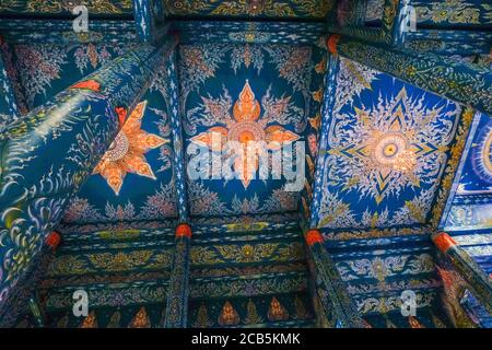 Intricati dipinti sul soffitto della sala riunioni a Wat Rong su Ten (aka il Tempio Blu), Chiang Rai, Thailandia Foto Stock