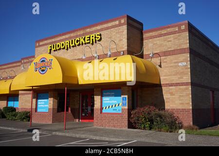 Un ristorante Fuddruckers permanentemente chiuso in mezzo alla crisi COVID-19, visto il 10 agosto 2020. L'edificio sarà preso in consegna da una clinica ZoomCare. Foto Stock