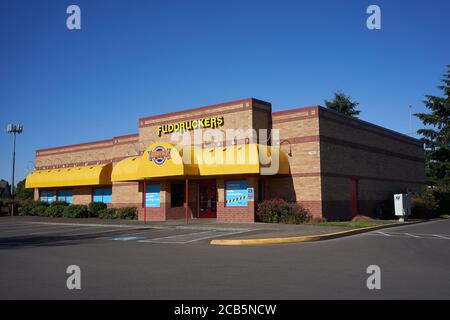 Un ristorante Fuddruckers permanentemente chiuso in mezzo alla crisi COVID-19, visto il 10 agosto 2020. L'edificio sarà preso in consegna da una clinica ZoomCare. Foto Stock