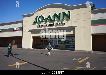 Un negozio DI tessuti E artigianato JOANN a Tigard, Oregon, visto lunedì 10 agosto 2020, durante un'estate pandemica. Foto Stock