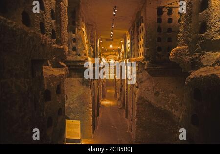 Interno della grotta di colombarium a Tel Maresha nel parco nazionale Beit Guvrin scavato nel terzo secolo a.C. come cave, terreni di sepoltura, magazzini, wor Foto Stock