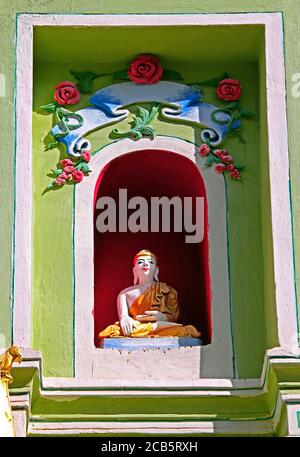 Caratteristiche architettoniche di un tempio buddista a Thanboddhay Pagoda, Monywa in Myanmar; statua di Buddha alla luce del mattino Foto Stock