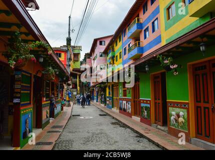 GUATAPE, COLOMBIA - 14 agosto 2018: Strada colorata della città guatape storica, in colombia Foto Stock