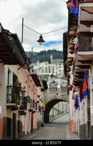 QUITO, ECUADOR - 16 agosto 2018: Via nel centro di quito, con architettura coloniale e colorata e un tunnel Foto Stock