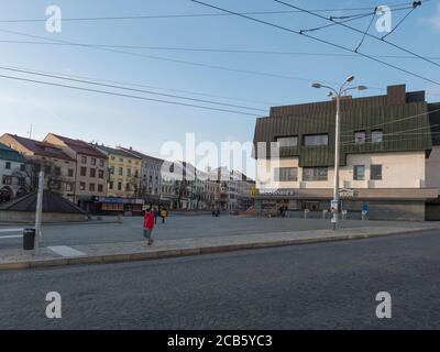 REPUBBLICA CECA, JIHLAVA, 17 novembre 2019: Principale piazza Masaryk nel centro della città di Jihlava, regione di Vysocina, repubblica Ceca, Europa. Cielo blu, giorno di sole Foto Stock