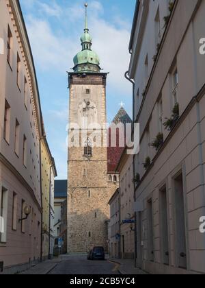 REPUBBLICA CECA, JIHLAVA, 17 novembre 2019: Vista sulla chiesa gotica di San Giacomo il maggiore da piazza Masaryk nel centro della città Jihlava, Vysocina Foto Stock