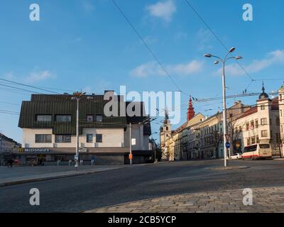 REPUBBLICA CECA, JIHLAVA, 17 novembre 2019: Principale piazza Masaryk nel centro della città di Jihlava, regione di Vysocina, repubblica Ceca, Europa. Cielo blu, giorno di sole Foto Stock