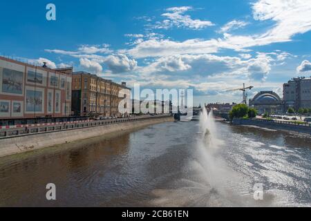 MOSCA. RUSSIA. 19.2020 LUGLIO: Paesaggio urbano estivo nella capitale della Russia Mosca. Fontane nel fiume Mosca Foto Stock