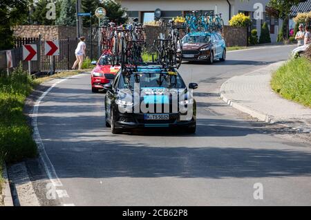 Cracovia, Polonia - 4 agosto 2018: Veicolo a squadre sul percorso della gara ciclistica Tour de Poologne. TDP fa parte del prestigioso UCI World Foto Stock